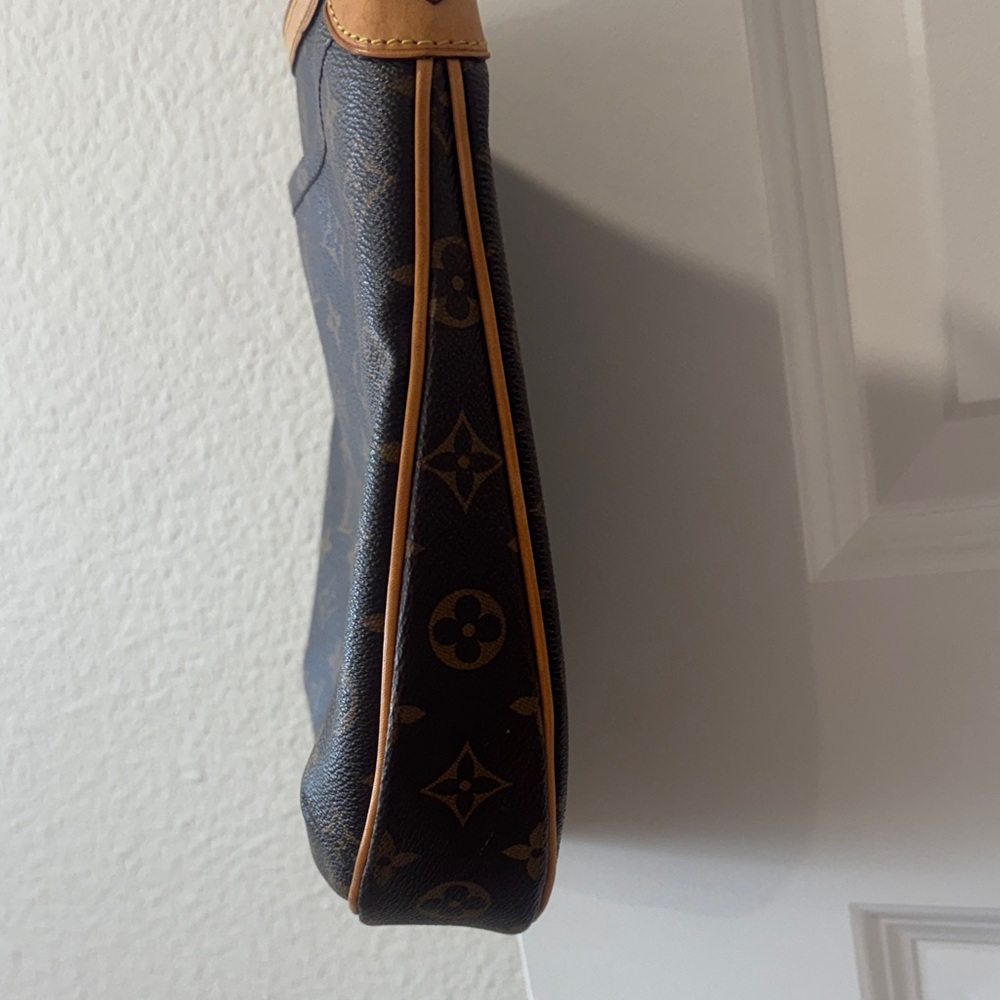 Louis Vuitton Monogram Canvas Shoulder Bag - Picture 7 of 17